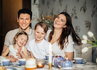 happy-insurance-family